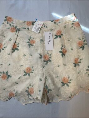 Edgy by Nine Cream Floral Embroidered Lace Shorts